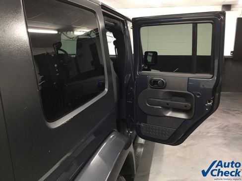 Used 2007 Jeep Wrangler Unlimited Sahara w/ Dual Top Group image 32