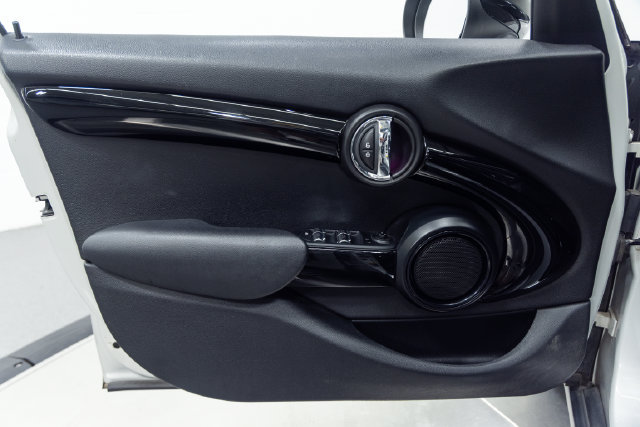 Used 2019 MINI Cooper 4-Door Hardtop w/ Storage Package FWD image 11