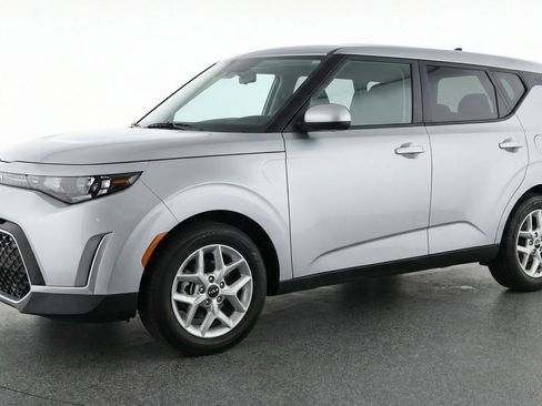 Used 2025 Kia Soul LX w/ LX Technology Package FWD image 3