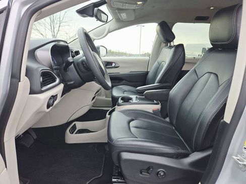 Used 2024 Chrysler Pacifica Touring-L image 11