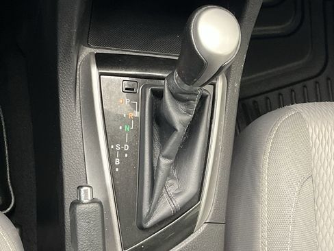 Used 2015 Toyota Corolla LE image 18