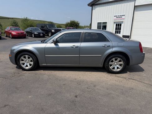 Used 2007 Chrysler 300 Touring w/ Comfort/Convenience Group RWD image 2