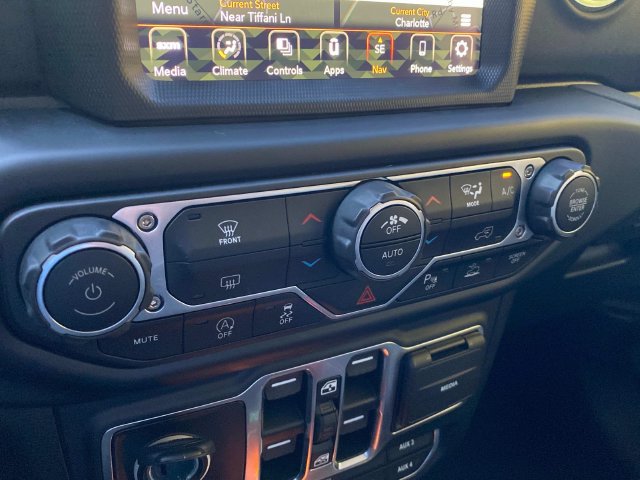 Used 2022 Jeep Wrangler Unlimited Sahara w/ LED Lighting Group AWD/4WD image 27