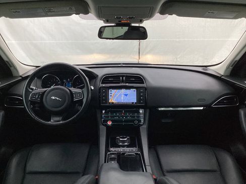 Used 2018 Jaguar F-PACE Premium image 28