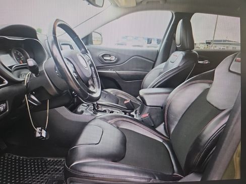 Used 2020 Jeep Cherokee Trailhawk w/ Cold Weather Group AWD/4WD image 8