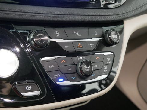 Used 2018 Chrysler Pacifica Limited FWD image 23