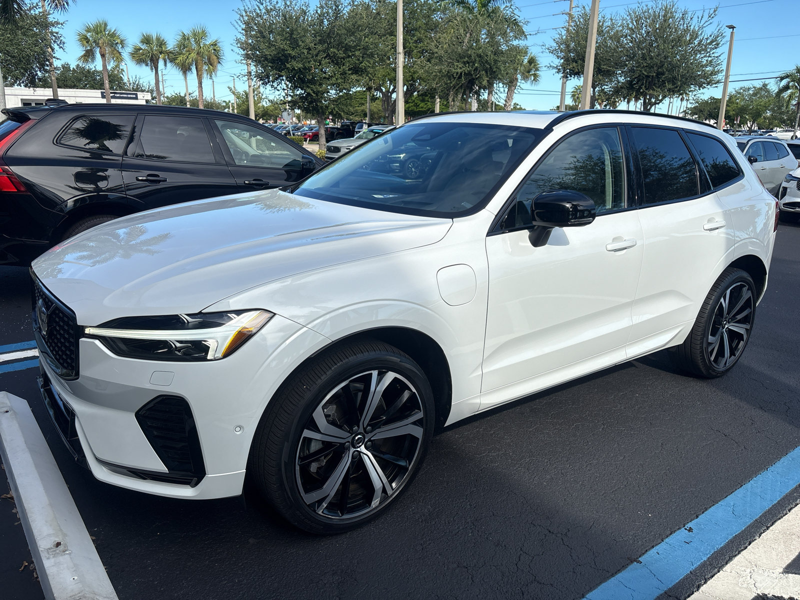 Used 2025 Volvo XC60 T8 Ultra w/ Protection Package Premier AWD/4WD image 3