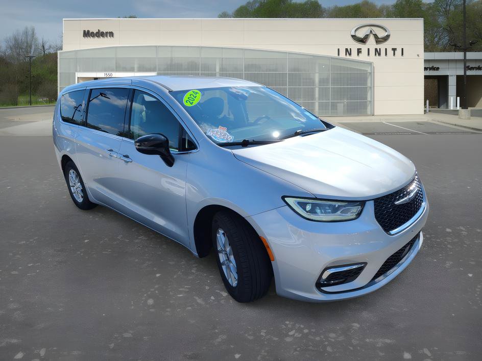 Used 2024 Chrysler Pacifica Touring-L FWD image 2