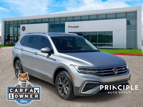 Used 2023 Volkswagen Tiguan SE w/ Panoramic Sunroof Package FWD image 3