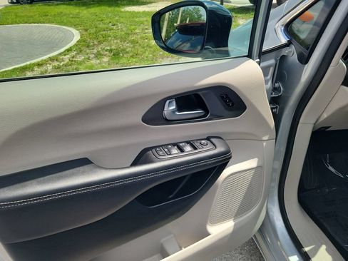Used 2024 Chrysler Pacifica Touring-L FWD image 18