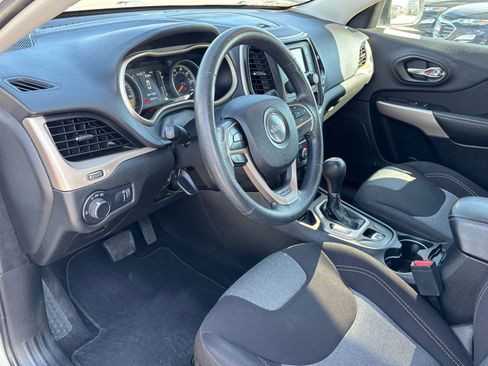 Used 2018 Jeep Cherokee Sport FWD image 12
