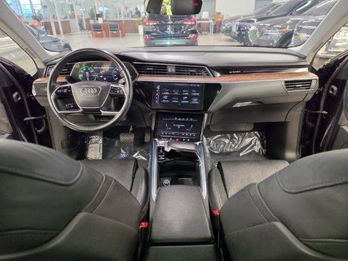Used 2019 Audi e-tron Prestige w/ Prestige Package AWD/4WD image 9