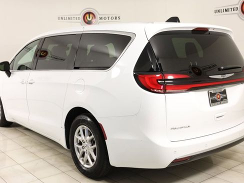 Used 2025 Chrysler Pacifica Select FWD image 4