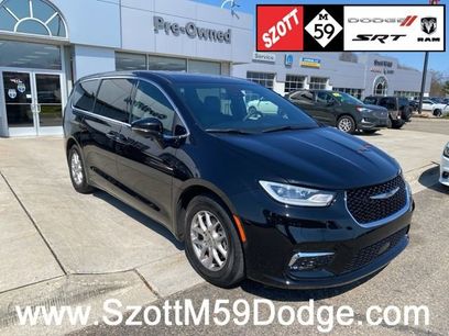 Used 2025 Chrysler Pacifica Select