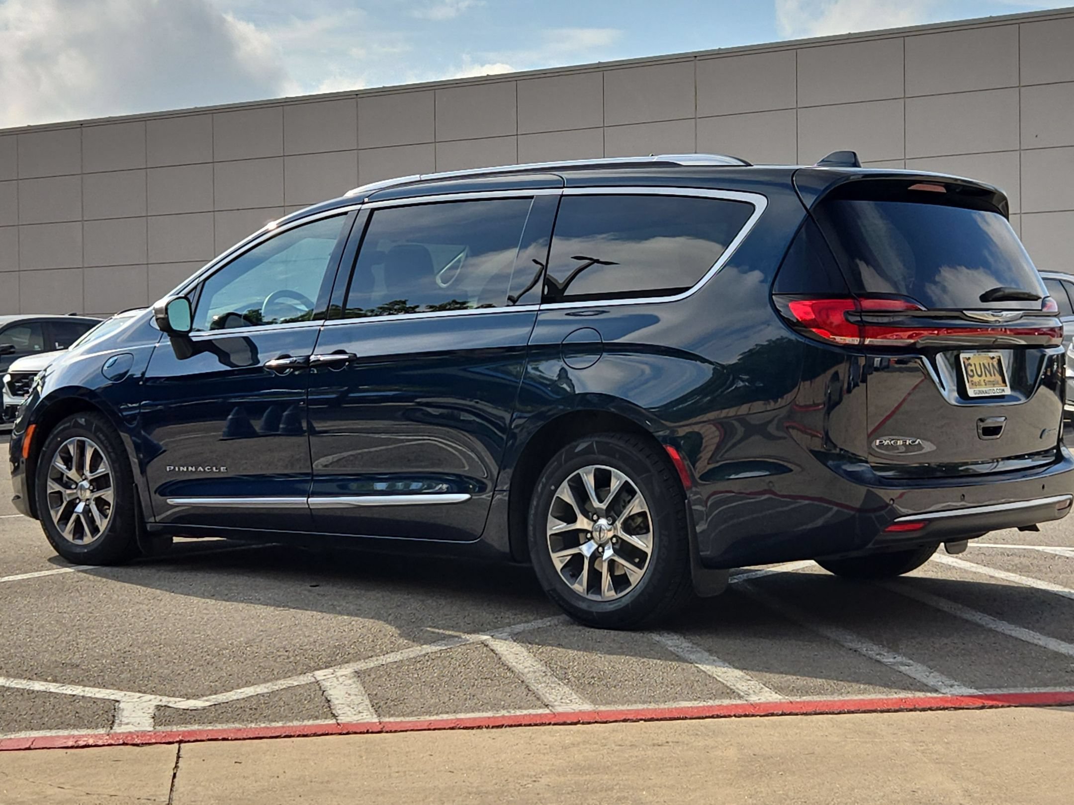 Used 2022 Chrysler Pacifica Pinnacle FWD image 5