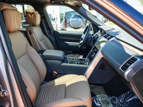Certified 2025 Land Rover Discovery Dynamic SE AWD/4WD image 19