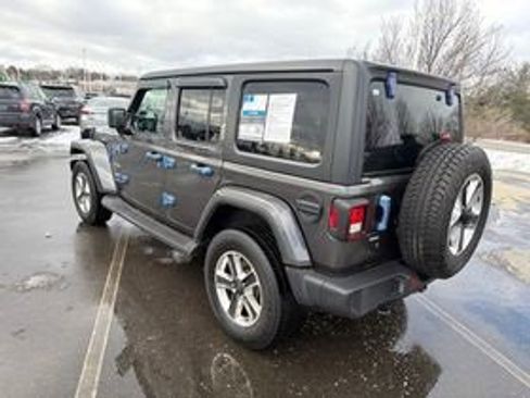 Used 2019 Jeep Wrangler Unlimited Sahara image 3