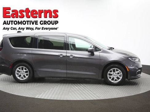 Used 2023 Chrysler Pacifica Touring-L FWD image 47