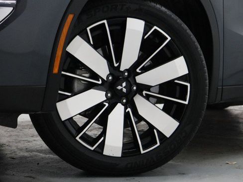 Used 2025 Mitsubishi Outlander SE FWD image 3