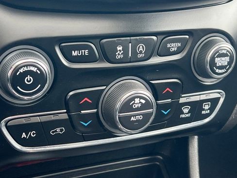 Used 2019 Jeep Cherokee Limited w/ Luxury Group AWD/4WD image 18