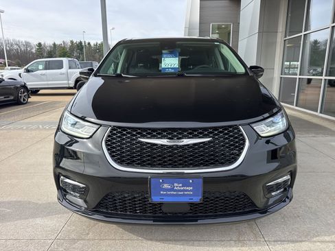 Used 2024 Chrysler Pacifica Touring-L image 11