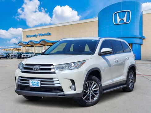 Used 2019 Toyota Highlander XLE FWD image 1