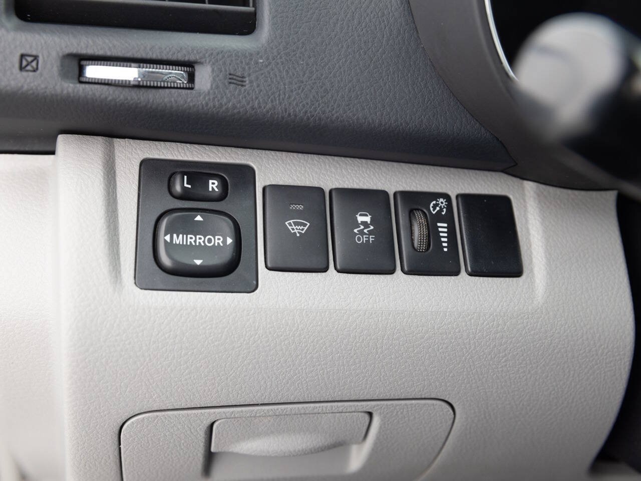 Used 2013 Toyota Highlander FWD w/ Cold Weather Pkg image 34
