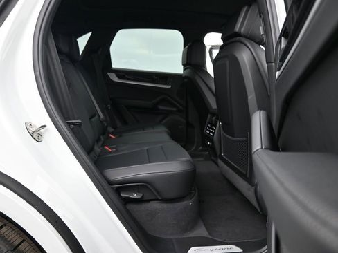 New 2025 Porsche Cayenne image 22