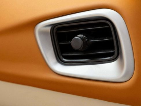 Used 2023 Aston Martin DB11 Volante image 37