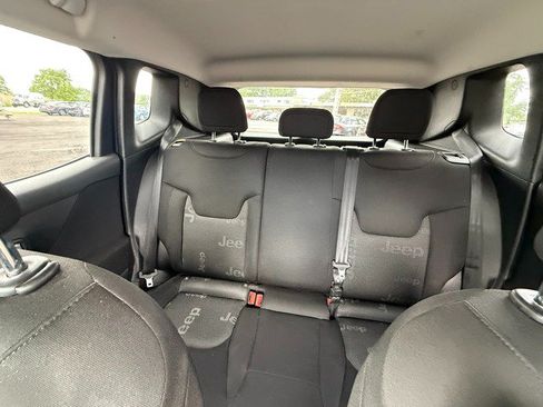 Used 2015 Jeep Renegade Latitude FWD image 22