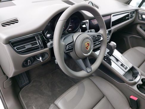 Used 2025 Porsche Macan image 4