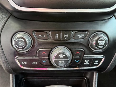 Used 2021 Jeep Cherokee Latitude Lux w/ Comfort/Convenience Group FWD image 28
