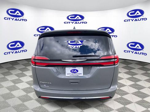 Used 2023 Chrysler Pacifica Touring-L FWD image 4