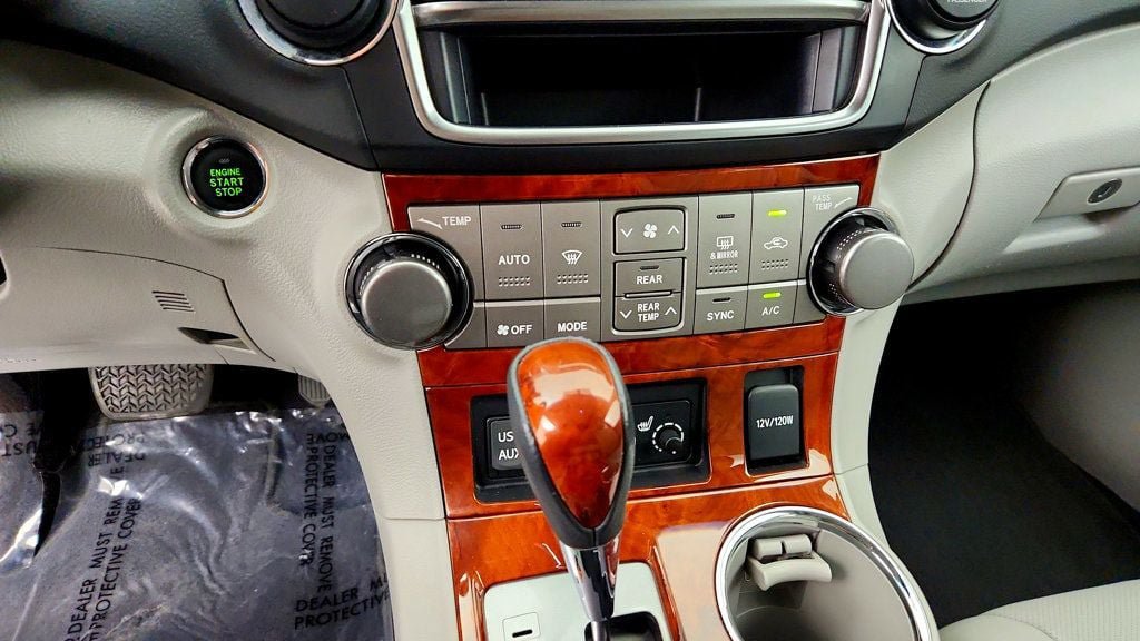 Used 2013 Toyota Highlander Limited FWD image 18