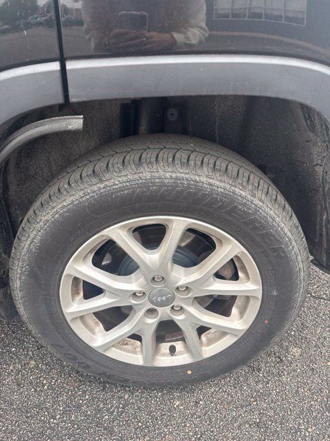 Used 2016 Jeep Cherokee Latitude w/ Comfort/Convenience Group AWD/4WD image 27