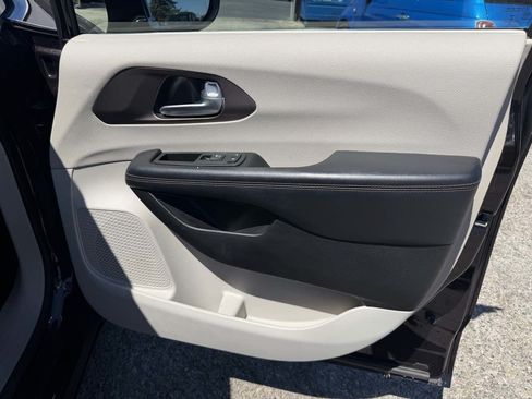 Used 2017 Chrysler Pacifica Touring-L FWD image 16