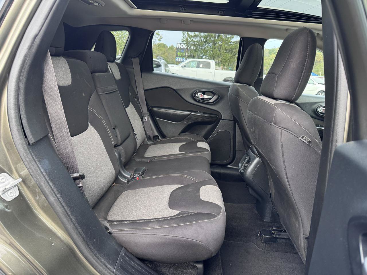 Used 2014 Jeep Cherokee Latitude w/ Comfort/Convenience Group AWD/4WD image 16