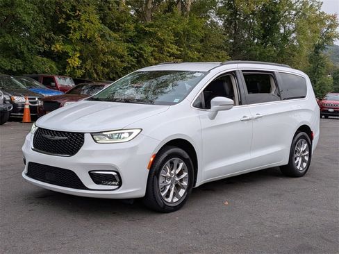 Certified 2022 Chrysler Pacifica Touring-L image 9