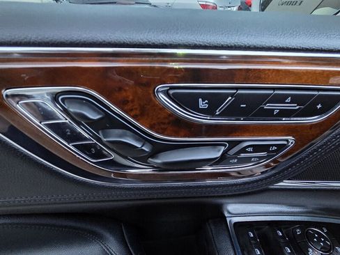 Used 2019 Lincoln Continental Select image 16