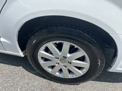 Used 2014 Chrysler Town & Country Touring FWD image 12