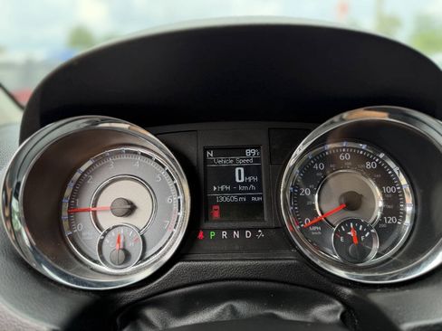 Used 2012 Chrysler Town & Country Touring-L w/ Entertainment Group #2 FWD image 11