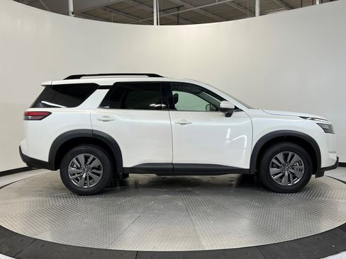 Used 2024 Nissan Pathfinder SV image 9