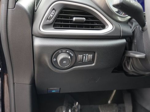 Used 2025 Chrysler Pacifica Select FWD image 16