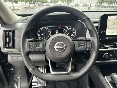 Used 2024 Nissan Pathfinder SL w/ Black Appearance Package AWD/4WD image 18