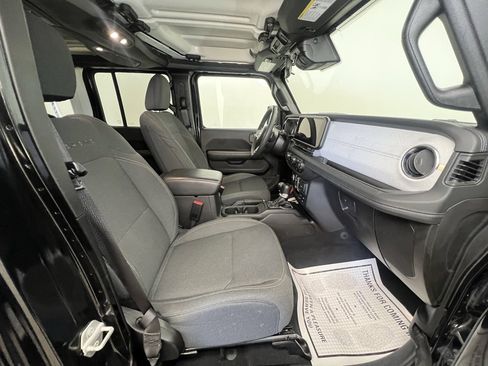 Used 2024 Jeep Wrangler Sahara image 9