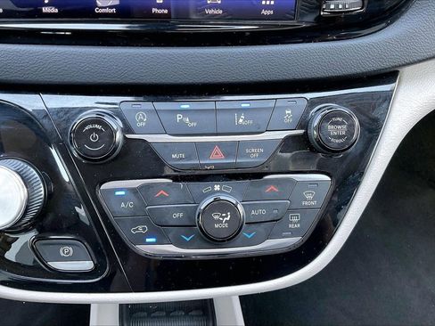 Certified 2023 Chrysler Pacifica Touring-L FWD image 18