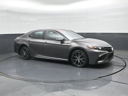 Used 2024 Toyota Camry SE image 4