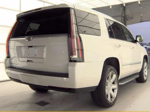 Used 2020 Cadillac Escalade Premium Luxury AWD/4WD image 2