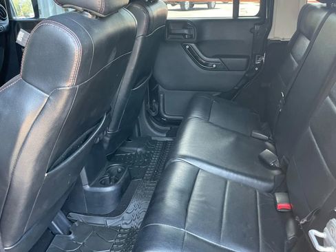 Used 2012 Jeep Wrangler Unlimited Sahara image 28