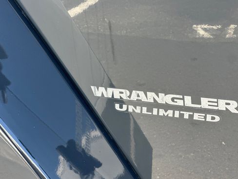 Used 2017 Jeep Wrangler Unlimited Rubicon w/ Connectivity Group AWD/4WD image 34